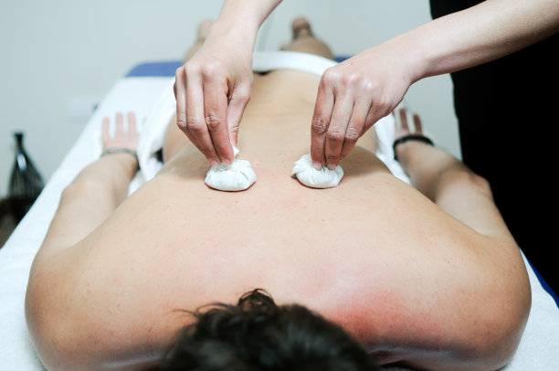 年轻人在温泉享受按摩图片下载