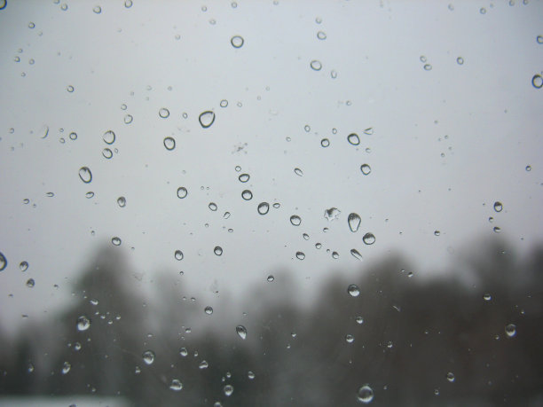 窗户玻璃和雨滴图片下载