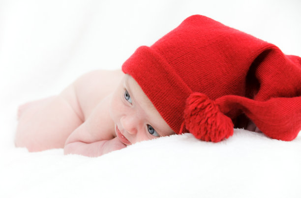 可爱的新生婴儿睡在帽子里图片下载