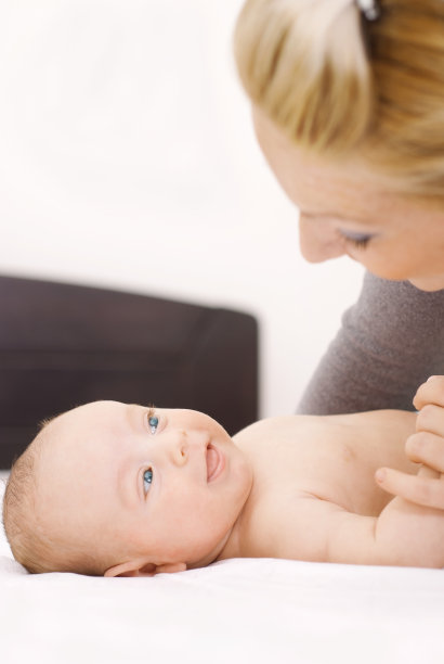 婴儿微笑着看着妈妈图片下载