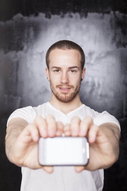 手持手机的男人图片下载