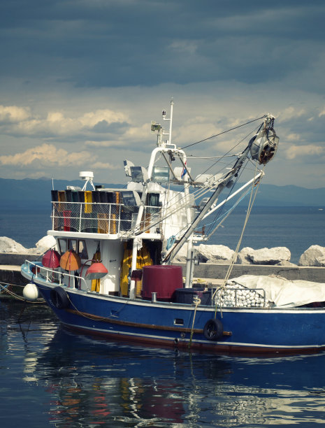 克罗地亚海岸的一艘渔船图片下载