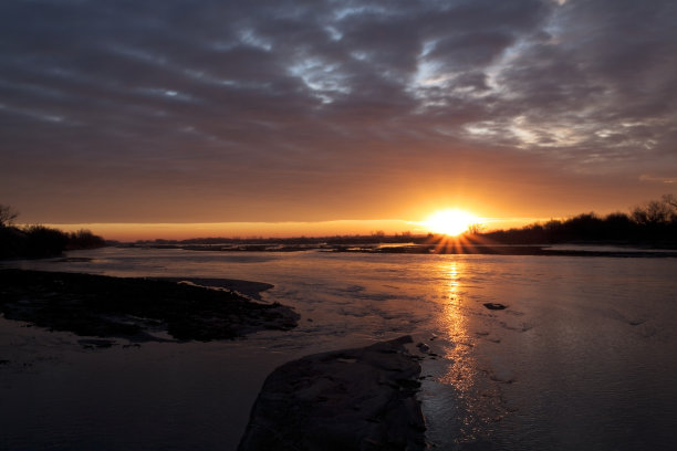 内布拉斯加州普拉特河上的日出图片下载