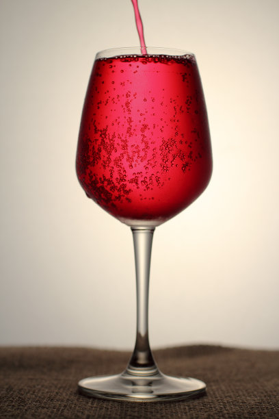 把红色的水倒进杯子里，喝图片下载