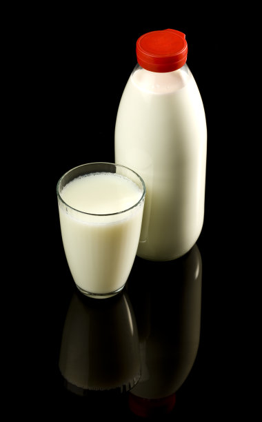 牛奶在黑色的表面图片下载