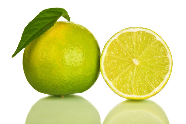 整个和切片的酸橙孤立在白色背景上图片下载