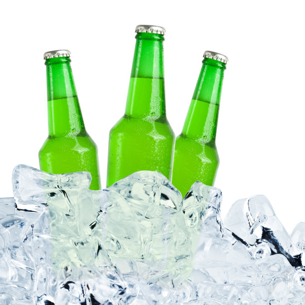 三瓶啤酒在冰块中冷却。图片下载
