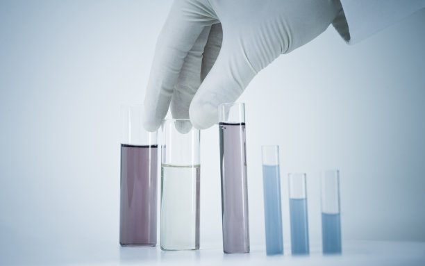拿着蓝色单色试管的科学家。图片下载