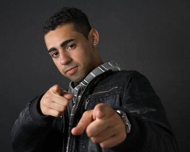 一个戴着耳环和手表的年轻人的肖像图片下载