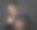 一个戴着耳环和手表的年轻人的肖像图片下载