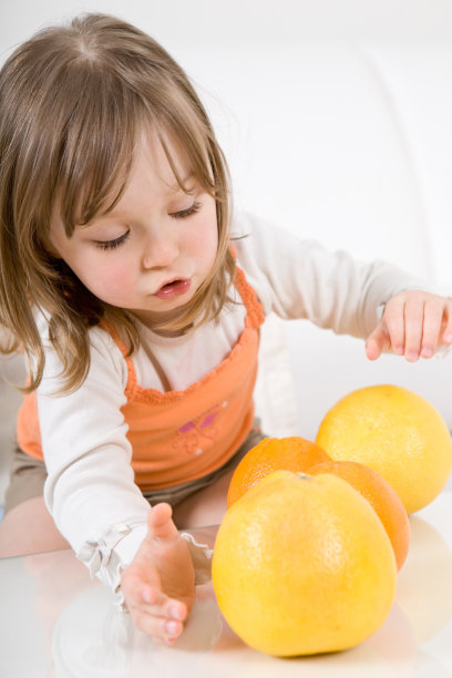 带水果的小女孩图片下载