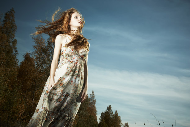 天空映衬下的美女肖像图片下载