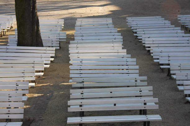 公园里有一排排长凳供观众使用图片下载