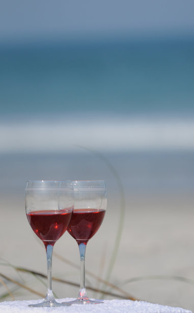 海滩上的两杯红酒图片下载