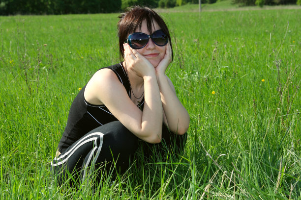 在一个草地图片下载