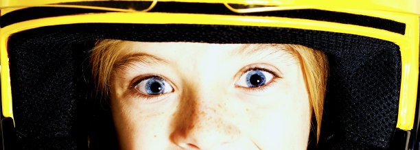 一个戴着亮黄色头盔的年轻女孩的特写。图片下载