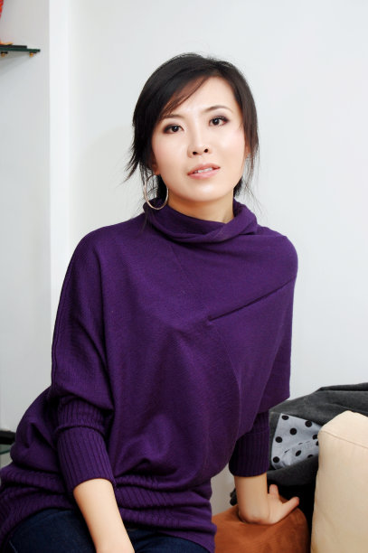 坐在沙发上的女人图片下载