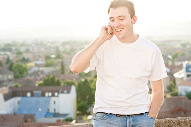 聊电话的快乐男人图片下载