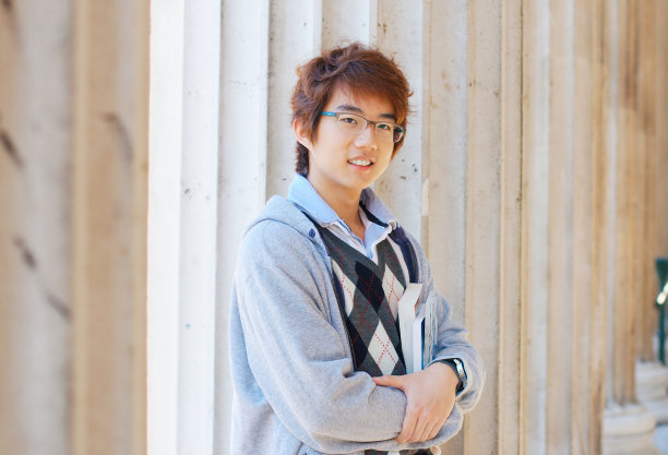 户外微笑的亚洲学生图片下载