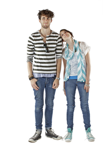 少女的头靠在少年的肩上图片下载