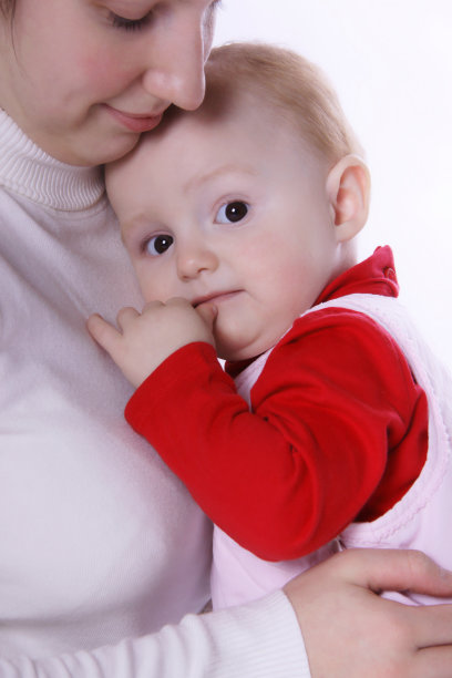 妈妈把棕色眼睛的女儿紧贴在他的胸前图片下载