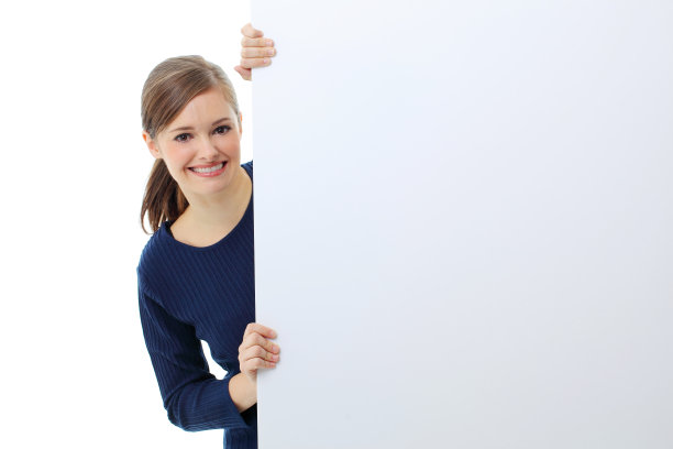 一个拿着招牌的年轻女子的特写图片下载