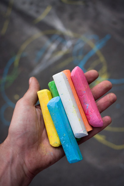 手持彩色粉笔图片下载