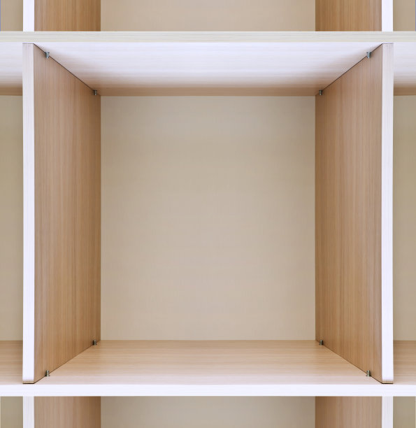 空的木质储物柜图片下载