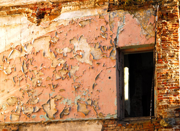 旧房子的墙壁上有一扇黑色的门图片下载