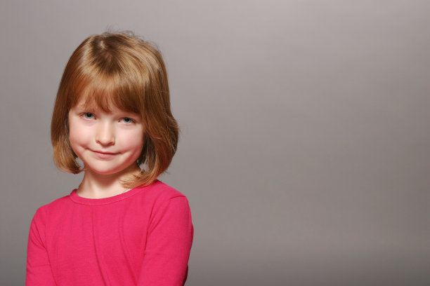 年轻女孩摆姿势图片下载