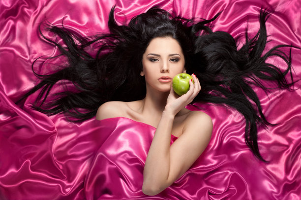 织着苹果的漂亮女孩图片下载