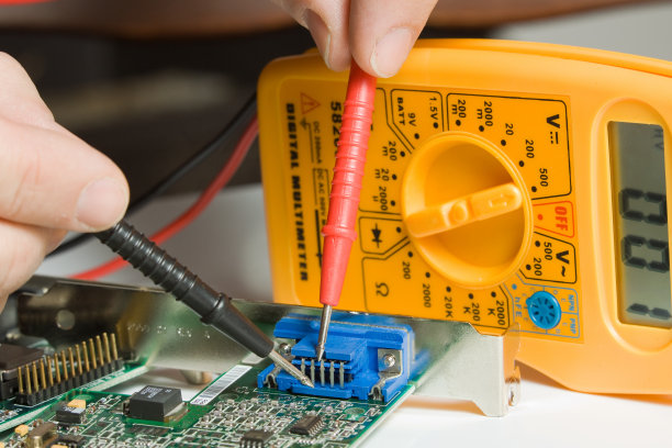 电工在工作图片下载