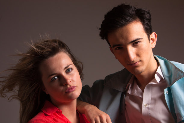 年轻夫妇很酷图片下载