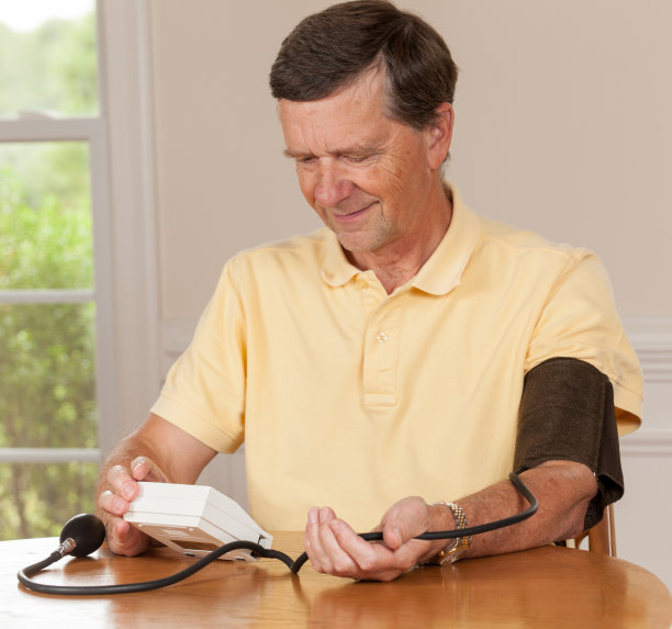 老人在家量血压图片下载