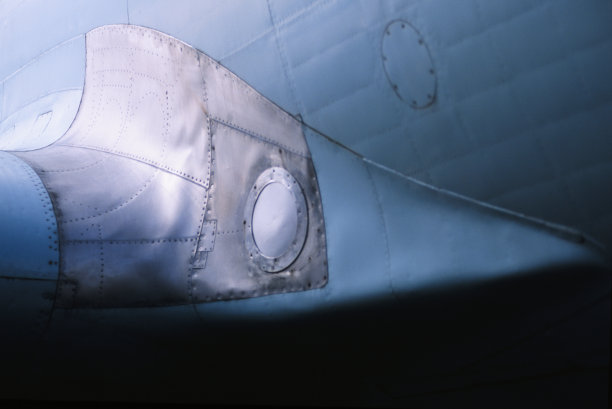 旧飞机机翼特写细节与补丁的电影照片图片下载