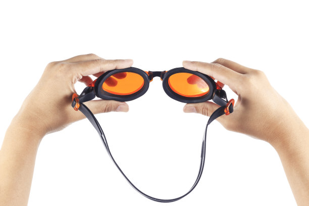 手持泳镜的女人。图片下载