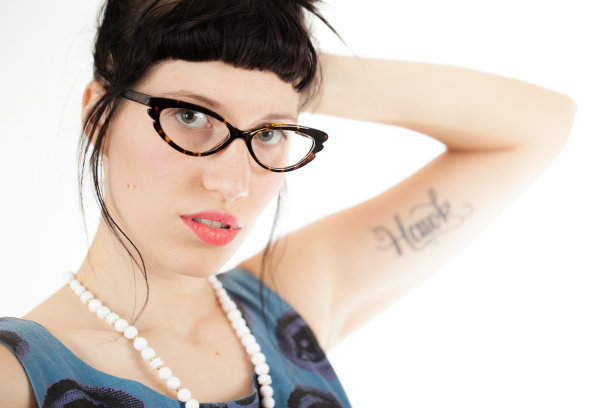 美丽的年轻女子图片下载