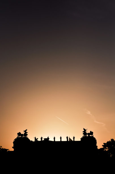 落日映衬下的雕像剪影图片下载