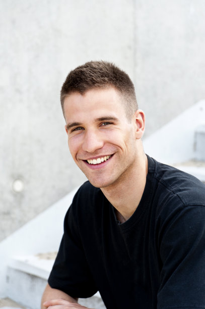 墙边的人图片下载