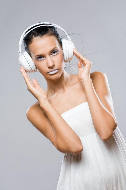 白噪音，带着耳机的黑发女人。图片下载
