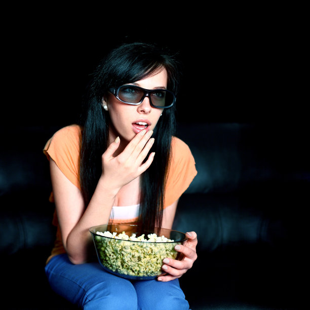 年轻女子在看3D电视图片下载