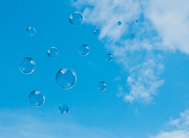 蓝色天空上的肥皂泡图片下载