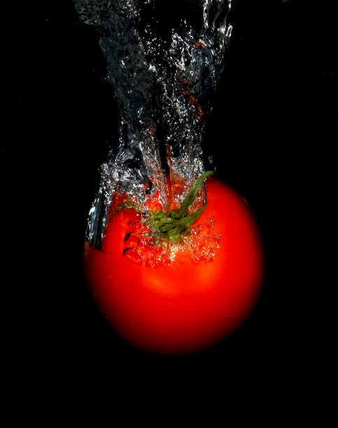西红柿落入水中溅起水花图片下载