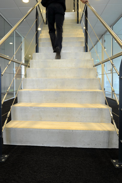 在办公室里爬楼梯图片下载