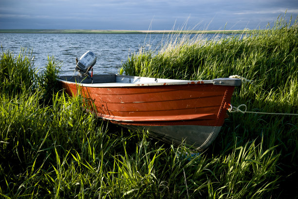 湖岸边的红色渔船图片下载