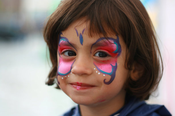 满脸彩妆的快乐女孩图片下载