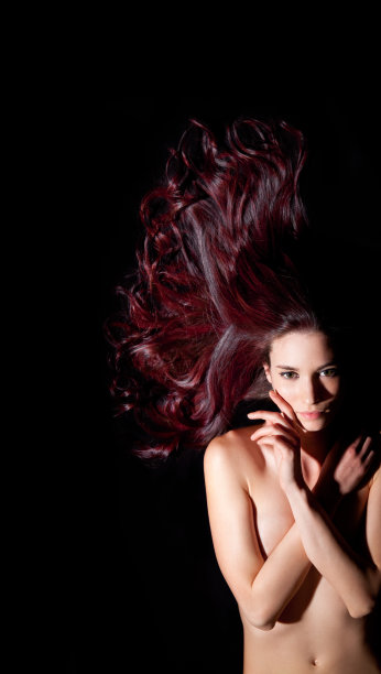 美丽的年轻女子摆姿势转身图片下载