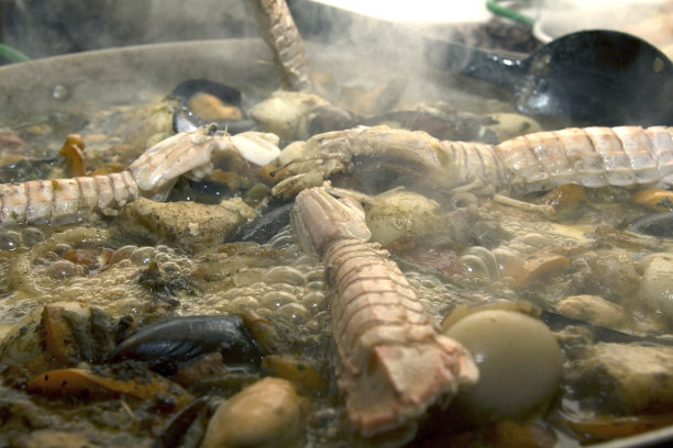 西班牙海鲜饭的海鲜烹饪图片下载