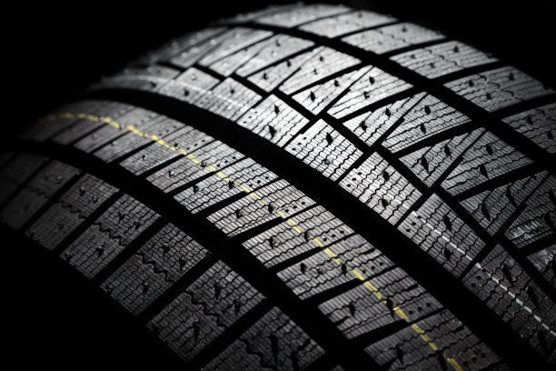 全新的现代冬季汽车轮胎。图片下载
