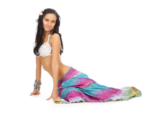 苗条的黑发，穿着色彩鲜艳的裙子图片下载